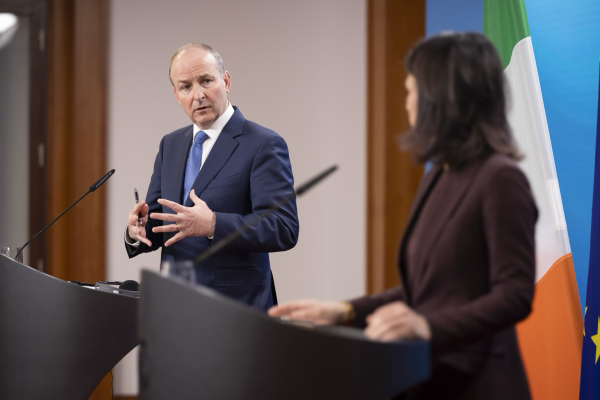 Außenministerin Baerbock und ihr irischer Amtskollege Martin bei der gemeinsamen Pressekonferenz. (c) Photothek 