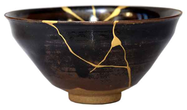 Eine zerbrochene Schale in der Kunst Kintsugi repariert.