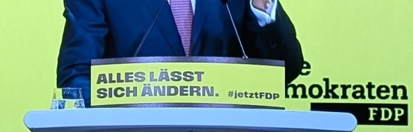 Lindner (den ich im Screenshot abgeschnitten habe) hinter dem FDP Slogan: ALLES LÄSST SICH ÄNDERN mit dem Hashtag jetztFDP.