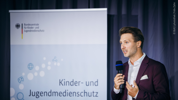 Michael Terhörst, Leiter der Stelle zur Durchsetzung von Kinderrechten in digitalen Diensten #KidD, bei einem Vortrag auf der Fachtagung der BzKJ am 19.09.2025 in Berlin. 