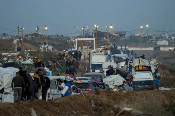 Electricity is yet to be restored to the Gaza Strip, with street lighting seen only at a checkpoint run by US and Egyptian security forces [Abdel Kareem Hana/AP Photo]