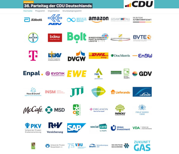 Sponsorentafel vom 36. Parteitag der CDU Deutschlands. Neben vielen anderen Logos sieht man auch das Logo von McCafé.