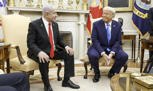 Benjamin Netanyahu y Donald Trump, juntos y sonrientes en el Despacho Oval, el 4 de febrero de 2025. (SHAWN THEW / EPA / EFE / Pool)