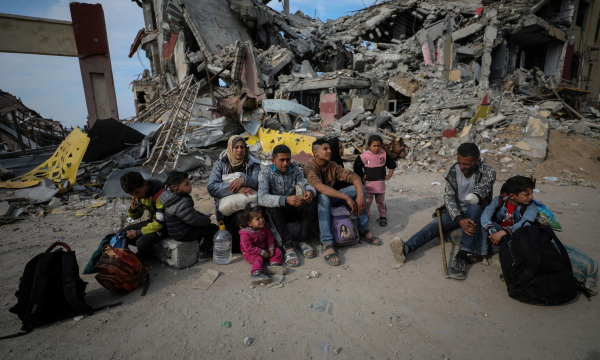 Ismael Mohammed y su familia, retornando a su antigua residencia en el norte de Gaza, el 4 de febrero de 2025. (Dawoud Abu Alkas / Reuters)