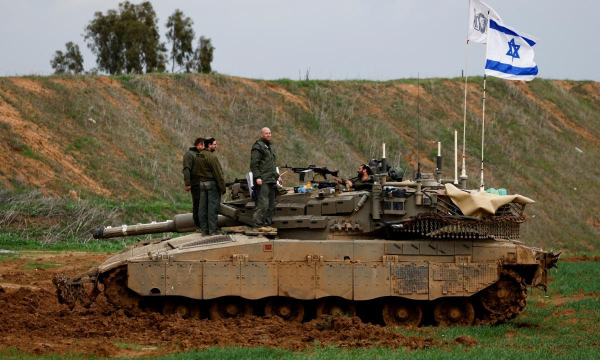 Un tanque de Israel, en la frontera con Gaza, como parte del redespliegue por el temor al fin del alto el fuego, el 11 de febrero de 2025. (Amir Cohen / Reuters)