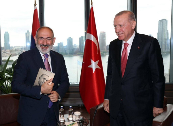 Nikol Pashinyan and Recep Tayyip Erdoğan (foto Armenian gov.)