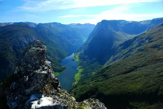 a picture of a mountain valley