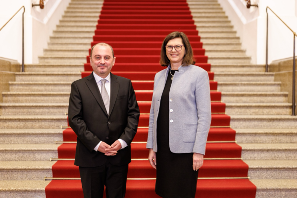 Landtagspräsidentin Ilse Aigner empfing den Botschafter Armeniens Viktor Yengibaryan im Bayerischen Landtag. │ Foto: Matthias Balk