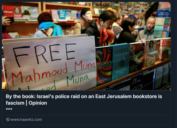 Un cartello è esposto a sostegno di Mahmoud Muna e Ahmed Muna dopo che la polizia israeliana ha fatto irruzione in due librerie educative e ha effettuato degli arresti, a Gerusalemme Est, 10 febbraio 2025. Credito: Ammar Awad / Reuters