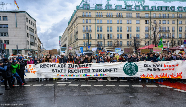 Fronttransparent von Fridays for Future beim Klimastreik vor der Bundestagswahl 2025: „Recht auf Zukunft statt rechter Zukunft! Demokratie und Klima schützen.“ / „Die Welt brennt, Politik pennt.“, vor dem Hotel Adlon, Berlin, 14.02.2025