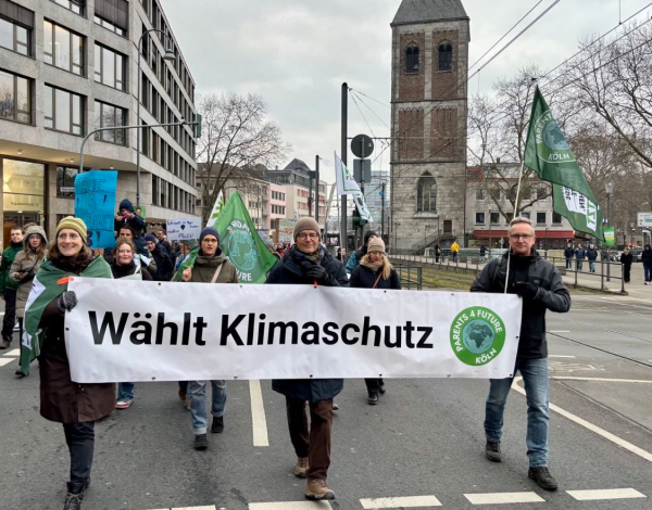 Frontbanner der Parents for Future Köln - Wählt Kimaschutz

Dahinter: der Familienblock des heutigen Klimastreiks