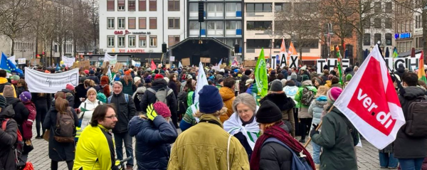 Kurz vor 16 Uhr hatten sich schon einige tausend Menschen auf dem Heumarkt in Köln versammelt.