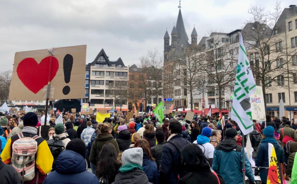 Blick aus der Mitte des Heumarktes zur Bühne - der Platz ist voller Menschen