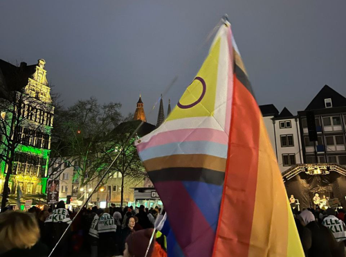 Abendstimmung auf dem Heumarkt in Köln nach dem Fridays for Future Klimastreik

Viele Menschen lauschen noch der Musik auf der Bühne und schnacken. 

Im Vordergrund: eine bunte Proide-Fahne