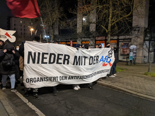 Front-Transpi mit der Aufschrift "Nieder mit der AfD"