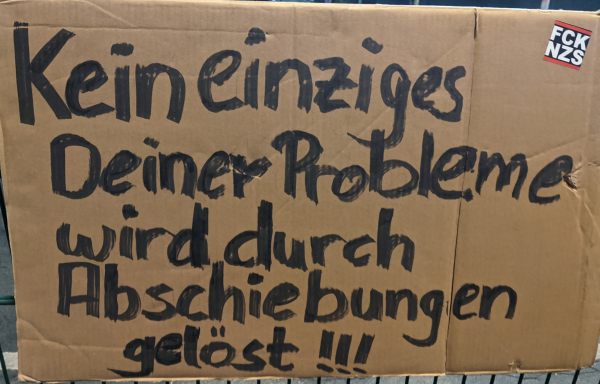 Demo-Schild mit der Aufschrift "Kein einziges Deiner Probleme wird durch Abschiebungen gelöst!!!"