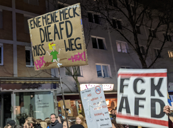 Demo-Schild mit der Aufschrift "Ene Mene Meck die AfD muss weg Hex hex" und einem Bild von Bibi Blocksberg