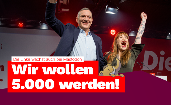 Jan van Aken und Heidi Reichinnek stehen auf einer Bühne, lachen und recken beide je eine Faust in die Luft. Hinter ihnen ist ein Teil des Logos von Die Linke zu erkennen. Schriftzug "Die Linke wächst auch bei Mastodon." Größer "Wir wollen 5.000 werden!"