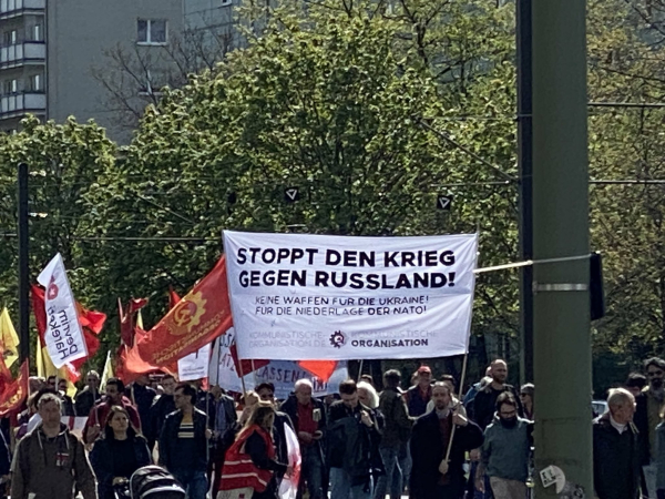 Demonstration transparent mit Aufschrift stoppt den Krieg gegen Russland