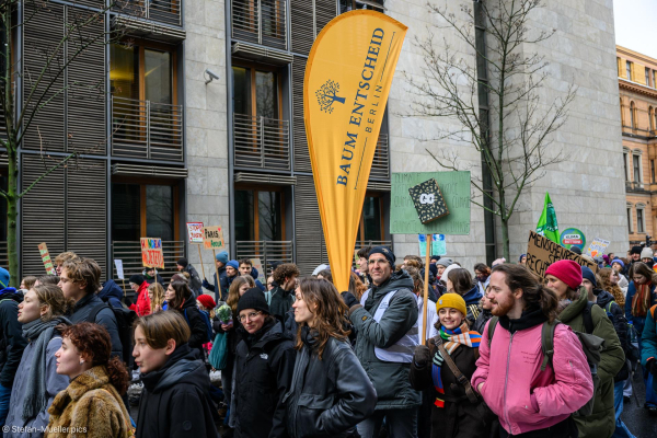 Heinrich Strößenreuther vom Volksentscheid Baum beim Klimastreik von Fridays for Future vor der Bundestagswahl 2025, Wilhelmstraße, Berlin, 14.02.2025