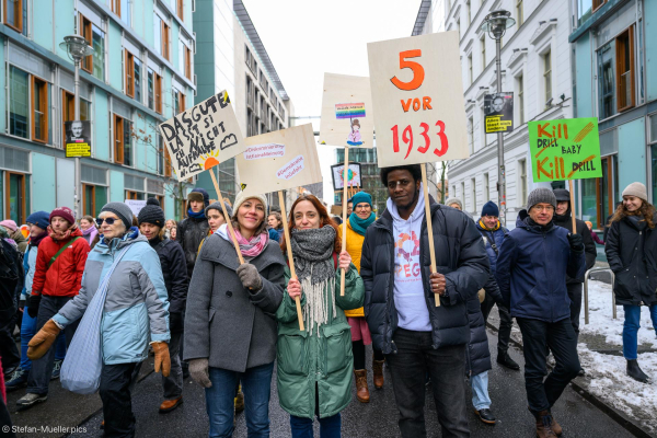 Teilnehmer*innen mit Plakaten: Das Gute lässt sich nicht aufhalten. / Diskriminierung ist keine Meinung. /Demokratie in Gefahr. / Müde Mama gegen rechts. / 5 vor 1933 / Drill Baby Drill = Kill Baby kill. Rechts Stefan Rahmstorf mit Kill, Babay kill-Plakat, einer abgewandelten Losung von Donald Trump. Beim Klimastreik von Fridays for Future vor der Bundestagswahl, Berlin, 14.02.2025