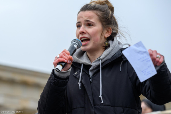 Luisa Neubauer spricht beim Klimastreik von Fridays for Future. Brandenburger Tor, Berlin, 14.02.2025