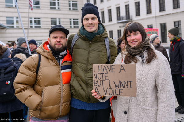 Teilnehmer*innen am Klimastreik von Fridays for Future. Rechts Carla Hinrichs ehemals Letzte Generation mit Schild: „I have a vote, but I want a voice.“ Klimastreik von Fridays for Future vor der Bundestagswahl, Pariser Platz, Berlin, 14.02.2025