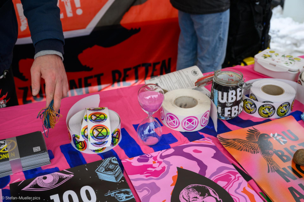 Eieruhr am Stand von Extinction Rebellion beim Klimastreik von Fridays for Future vor der Bundestagswahl, Pariser Platz, Berlin, 14.02.2025