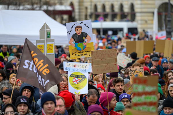 Teilnehmer*innen am Klimastreik von Fridays for Future in Berlin. Vorn ein Mann mit Volt-Mütze. Volt hatte den letzten Klimastreik von Fridays for Future für massive Parteienwerbung genutzt und sich dann dafür entschuldigt. Berlin, 14.02.2024