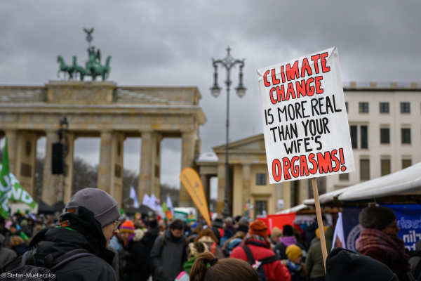 Plakat beim Klimastreik von Fridays for Future vor der Bundestagswahl: „Climate change is more real than your wife's orgasms!“. Brandenburger Tor, Berlin, 14.02.2025