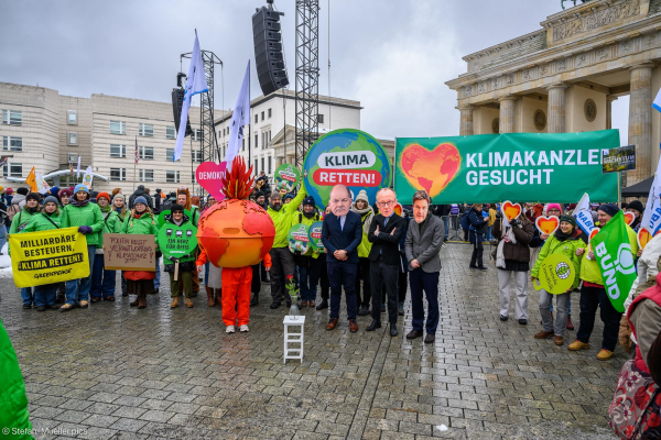 Greenpeace, BUND und Deutsche Umwelthilfe mit Schild „Klimakanzler gesucht“ beim Klimastreik von Fridays for Future vor den Bundestagswahlen. Brandenburger Tor, Berlin, 14.02.2025