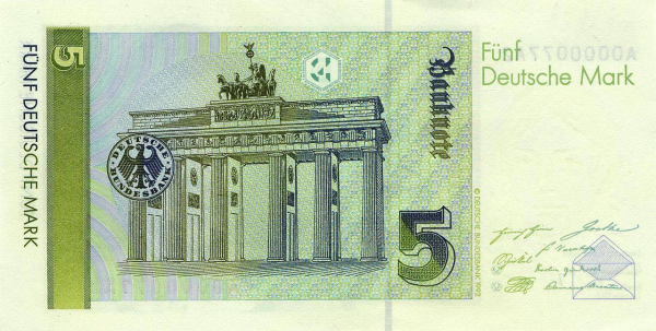 Ein alter deutscher Fünf-Mark-Schein, auf dem das Brandenburger Tor abgebildet ist. Der Schein zeigt die Aufschrift "Fünf Deutsche Mark" sowie das Logo der Deutschen Bundesbank. An der Seite des Scheins sind verschiedene Muster und Farbtöne sichtbar.