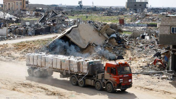 Un camió amb ajuda humanitària arriba a Rafah, al sud de la Franja de Gaza, aquest diumenge (REUTERS/Hatem Khaled)