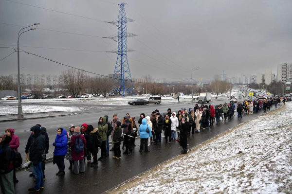 People honouring Navalny