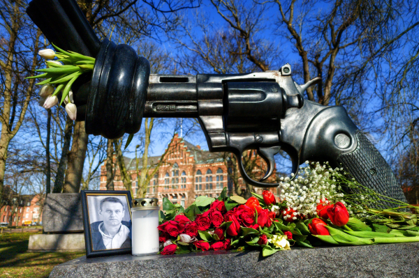 Reuterwärds skulptur "Non-violence", porträtt på Aleksej Navalnyj, blommor.