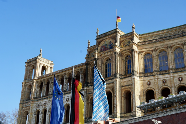 Trauerbeflaggung am Maximilianeum anlässlich des Terroranschlags in München vom 13.02.2025. | Foto: Landtagsamt 