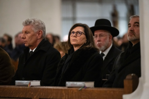 Präsidentin Ilse Aigner besucht einen ökumenischen Gedenkgottesdienst im Liebfrauendom für Betroffene des Anschlags in München. Anschließend trägt sie sich u.a. mit Ministerpräsident Markus Söder in ein Kondolenzbuch der Stadt München ein. │ Fotos: Bayerische Staatskanzlei