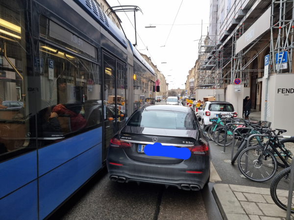 Falschparker behindert Tram UND Radfahrer.