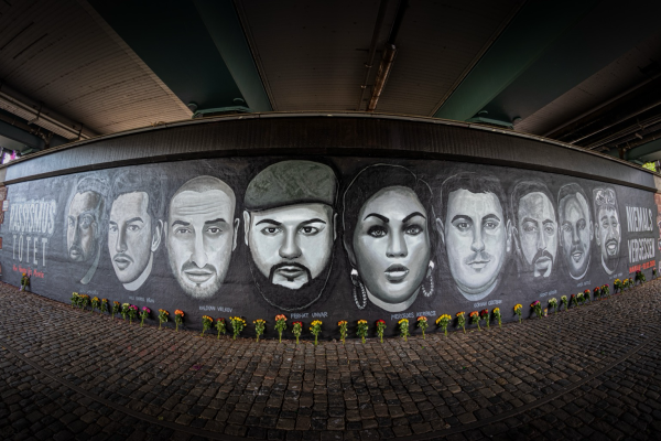 Graffiti mit Bildern von Gökhan Gültekin, Sedat Gürbüz, Said Nesar Hashemi, Mercedes Kierpacz, Hamza Kurtović, Vili Viorel Păun, Fatih Saraçoğlu, Ferhat Unvar und Kaloyan Velkov.