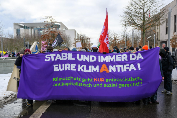 Frontbanner der Klimaantifa: „Stabil und immer da, Eure Klimantifa!“ beim Klimastreik von Fridays for Future, Kanzleramt, Berlin, 14.02.2025