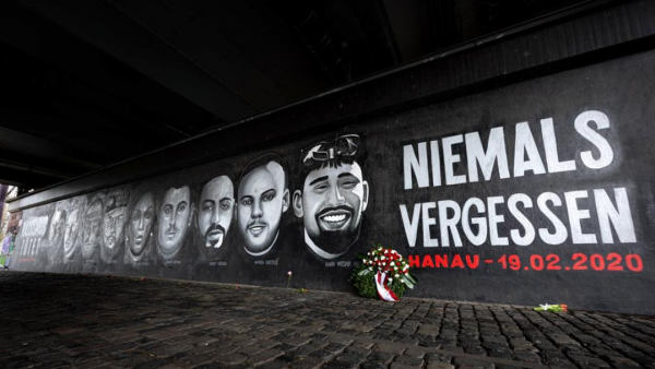  Gedenk-Graffito mit den Gesichtern der Opfer des Hanauer Anschlags und den Worten »Niemals Vergessen« an der Friedensbrücke in Frankfurt 