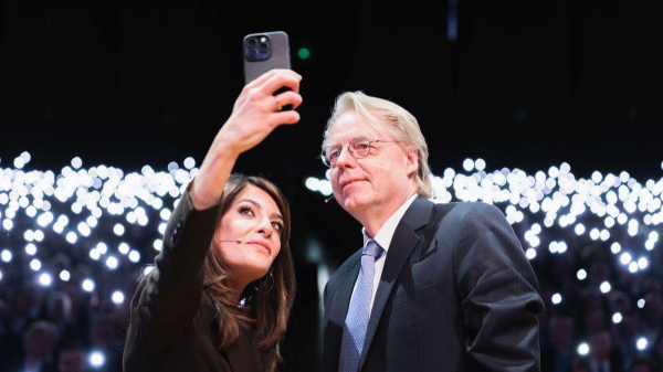 Moderatorin Linda Zervakis macht auf der Bühne ein Selfie mit Präsident Jan S. Hesthaven 