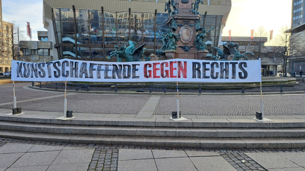 Ein Transparent auf dem Leipziger Augustusplatz. Darauf steht "Kunstschaffende gegen rechts"