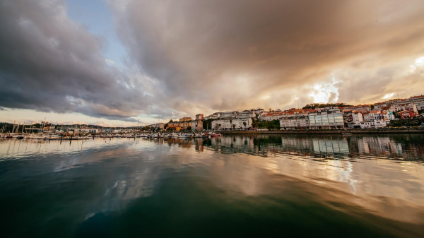 Nubes reflejadas en el mar.