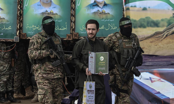 Milicianos de Hamás durante un intercambio de presos (Europa Press - Omar Ashtawy Apaimages)