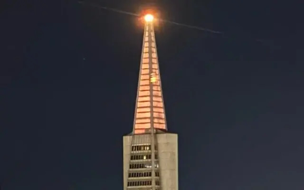 The Transamerica Pyramid Center in San Francisco is illuminated in orange in memory of the Bibas family, February 21, 2025. (Foreign Ministry)