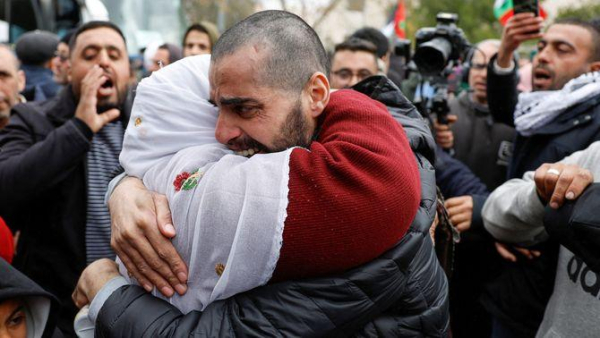 Un presoner palestí arriba a palestina en un intercanvi amb ostatges israelians, el 8 de febrer  (REUTERS/Mohammed Torokman)