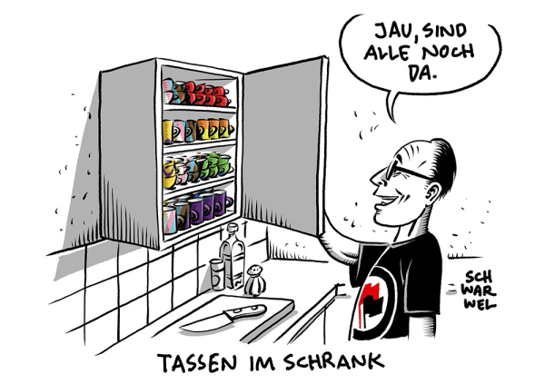 Mann im Antifa-Shirt guckt er n seinen Küchenschrank, in dem Tassen in den LGBTQ+-Farben stehen: „JAU, SIND ALLE NOCH DA.“ Unterzeile: „TASSEN IM SCHRANK“ (Credit: Schwarwel)