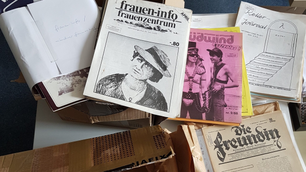 Ein Bild von Zeitschriften und Unterlagen aus dem Forum Queeres Archiv München. 