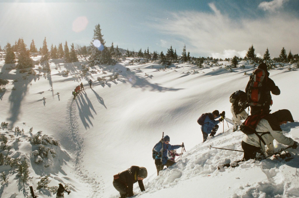 Schneeschuhwanderung auf der Rax. Die Gruppe hat sich bei dieser kleinen Anhöhe aufgeteilt, eine Gruppe wollte Schneeschuhkraxeln austesten und ja – alle haben es geschafft!